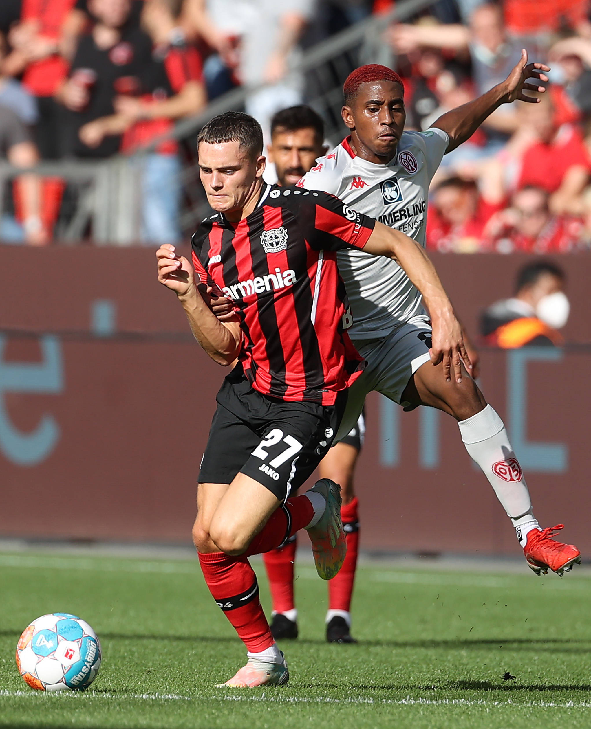 他在早年离 他在早年离